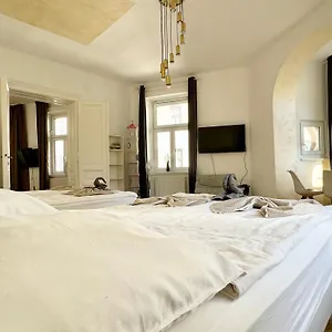 Premium Located At The Famous Kutschkermarkt Apartment